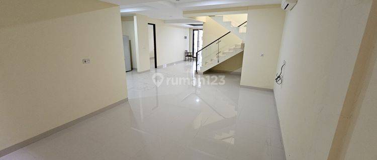 Sewa Rumah 2½ Lantai 9x17 Brand New Hadap Selatan Strategis di Kelapa Gading, Jakut 1