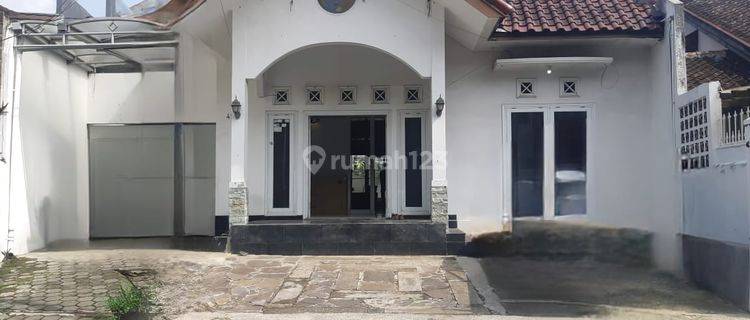 Disewakan Rumah Strategis di Pusat Kota Bandung. Jl Cihapit 1