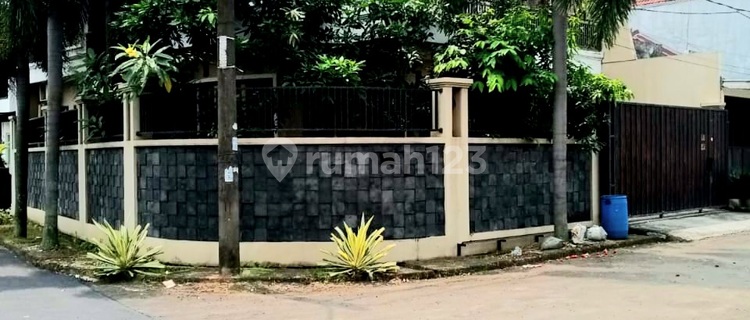 Dijual Rumah Hoek, Asri Dan Cantik. Siap Huni Di Vila Melati Mas 1