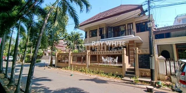 Rumah Asri Depan Taman Dialam Segar Pondok Indah 1
