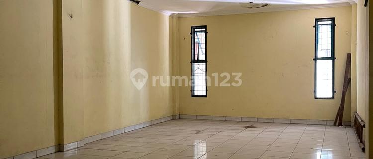 For Sale: Shophouse near the market and textile sales center. 1