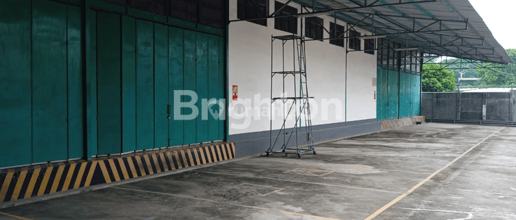 Siap untuk dilanjutkan atau untuk usaha lain, Pabrik Air Minum plus Mesin, Alat-alat Kerja Produksi, Kendaraan Operasional dan Forklift. 1