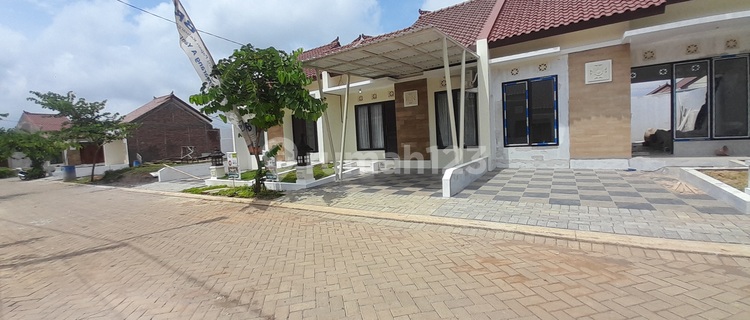House near the Semarang Kendal border, by the Provincial Road. 1