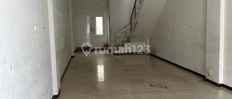 Ready-to-Use Shophouse on Jenderal Yos Sudarso Road, 20 Minutes to Tanjung Emas Port 1