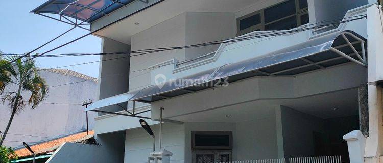 Sewa Rumah 2 Lantai di Tomang Jakarta Barat E F 1