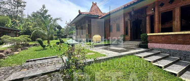 Javanese Style Villa House with Extensive Garden in Purwakarta, Ideal for Vacation or as a Traditional Restaurant 1
