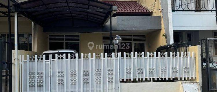 Dijual rumah kelapa gading 102m2 akses mudah, 2 lantai, hadap utara, kode ye 1