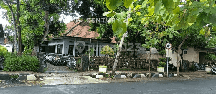 Rumah Model Kolonial Di Pinggir Jalan Besar 1