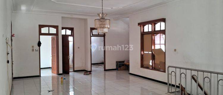 Rumah Modern 2 Lantai Kota Madiun, Madiun 1