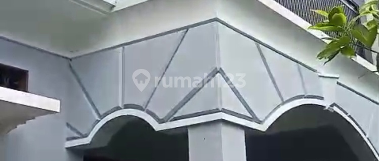 Dijual Rumah Manyar Dekat Sekolah Petra 1