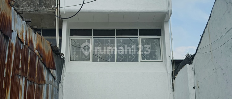 Strategic Shop House on Main Road 4.5X22m Ks Tubun Tanah Abang 3.5 Floors 1
