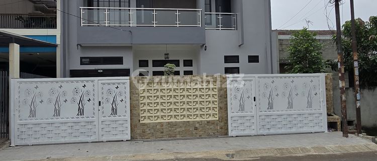 Rumah Dengan Kolam Renang di Griya Loka BSD 1