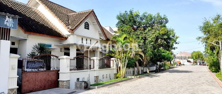 MINIMALIST LUXURY HOUSE MOJOKERTO 1