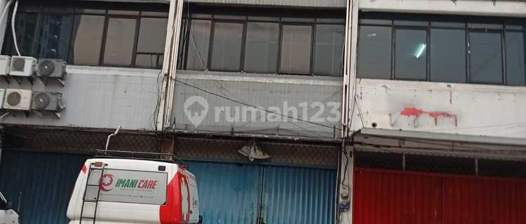 4-Story Shop House for Rent on Jl. Margonda Raya Depok - 350 m², Roadside, Suitable for Tutoring / Clinic / Business 1
