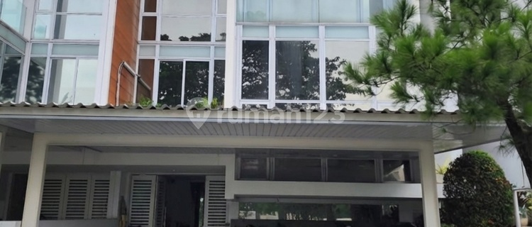 Rumah Tiga Lantai Semi Furnished di Harapan Indah (13714 Oc) 1