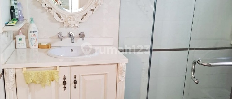 Apartemen Taman Anggrek Full Furnished, Strategis dan Interior Mewah di Grogol 1