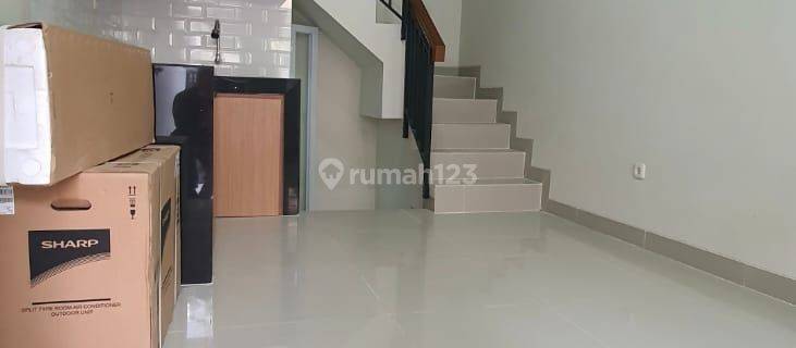 Wilson Rumah 4 lantai semi furnish di taman ratu 1