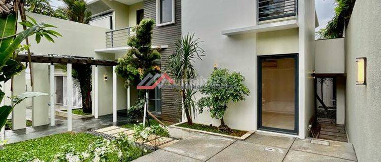 Rumah mewah halaman luas ada kolam renang harga menarik Ampera  1