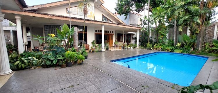 Old single-story house with a spacious yard at an attractive price in Kebayoran Baru 1