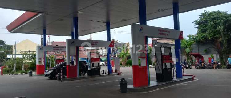 Pom Bensin di Daerah Komersial Cilandak 1