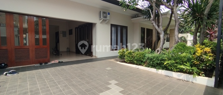 Kemang's Modern Tropical House Shines With Cleanliness And Brightness, Thanks To Its Perfect Lighting And Soft Interior Hues, Featuring A Swimming Pool, Conveniently Located Near Hero. 1