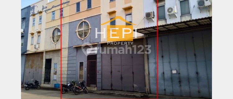 3-story shop house at Pantai Indah Kapuk, North Jakarta 1