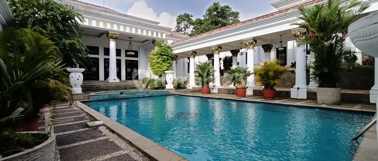 Luxury House With Private Pool And Beautiful Garden 1