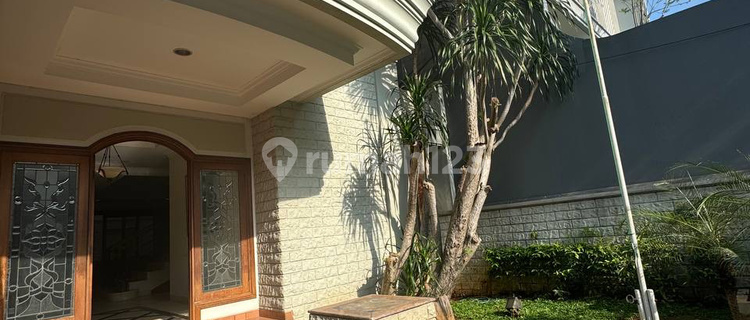 Ready-to-Live House in a Natural and Scenic Area with Wide & Beautiful Roads. House with SHM - Ownership Certificate in Alam Asri, Kebayoran Lama. 1