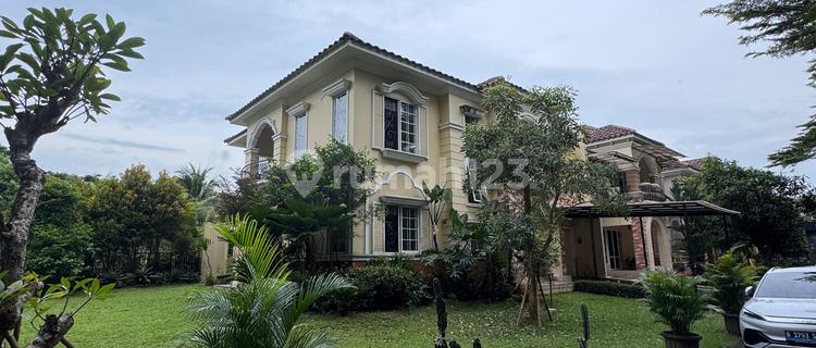 Disewakan.rumah Hoek. Halaman Luas Tidak Berhadapan Dengan Rumah Lain. 250juta Pertahun 1