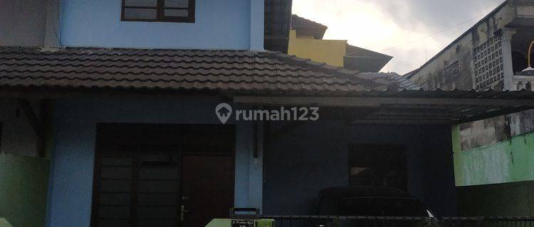 Hf Disewakan rumah 2 lantai di dalam komplek lokasi Depok 1