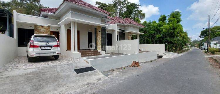 Rumah Modern Limasan Menarik di Dekat  Pasar Jangkang  Sleman 1