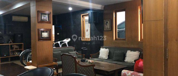 Dijual rmh Cantik di Jl.Hang Lekiu, Lok.Strategis 1