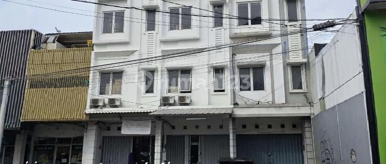 3.5-Story Shop House on the Roadside, Strategic Location, Pondok Betung Raya Street, 5 Minutes to Plaza Bintaro, 7 Minutes to Pondok Ranji Station, 7 Minutes to Bintaro-Serpong Toll Gate, 5 Minutes to Mitra Keluarga Hospital, 10 Minutes to Mitra 10 Store, 10 Minutes to Pesanggrahan Regional General Hospital. 1