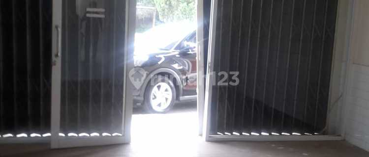 Rent Shop Space in Dense Inexpensive Complex 1