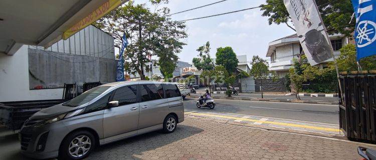 Bangunan Dua Lantai Showroom Motor di Jl. Meruya Ilir Raya 1