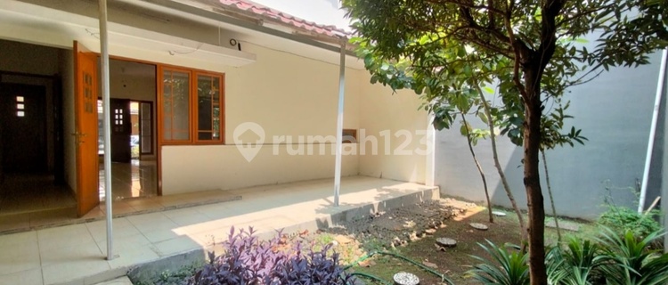 Disewakan Rumah 2 Lantai di Grand Wisata Cluster Water Garden - Luas, Aman, dan Strategis 1