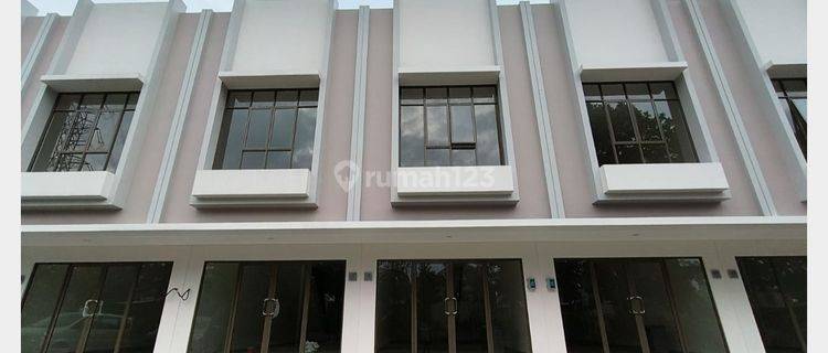 Ruko  Hadap Jalan dilokasi yang ramai dekat sekolah. Bisa langsung buka usaha/disewakan  1