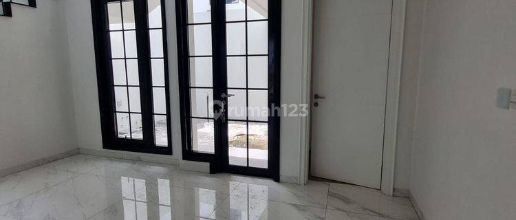 Rumah 3 Lantai Semi Furnished Lokasi Di Cbd Alam Sutera 1