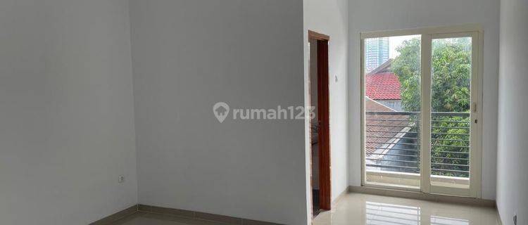 Rumah brandnew 3 lantai siap huni di Tomang 1