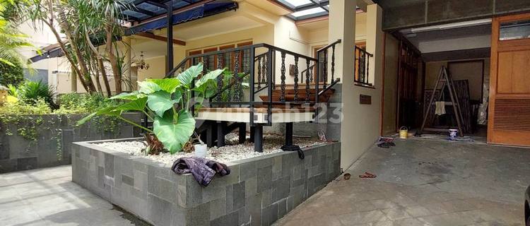 Rumah Mewah Asri Dalam Komplek, Semi Furnished, 590 Juta Perbulan 1
