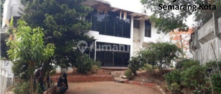 Bangunan Lama di di Jalan Wungkal 1