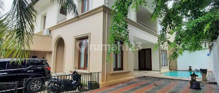 Modern Classic House Di Cipete 1