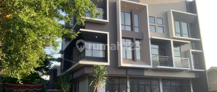 Nice 3-Story Shop House in Bintaro Land Jombang 1