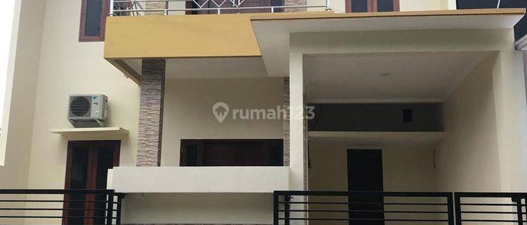 Rmh bagus 2lt, Lt 168,4kt, hook depan taman kecil @ jl Aralia, Kemang Pratama 3 1