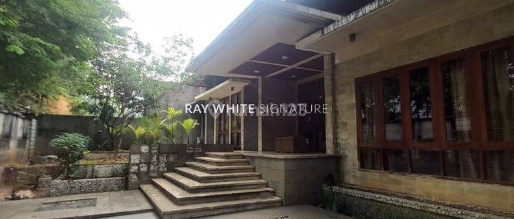 Rumah Mewah Dengan Kolam Renang di Jl Panglima Polim III 1