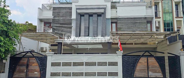 Luxury 3-Story House on Jl Tebet Raya Suitable for Business 1