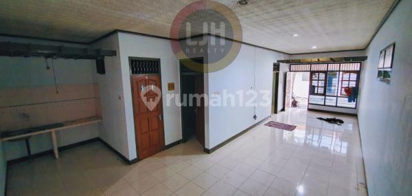 Bangunan rumah dan gudang di jalan Brigjend Sudiarto 1