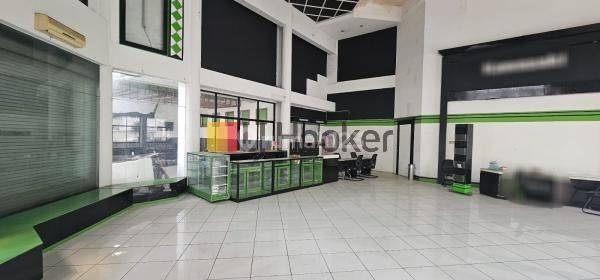 Bangunan usaha di jalan Jenderal Sudirman 1