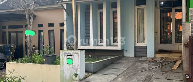 House in a Cluster Near the South Tangerang Mayor's Office 1