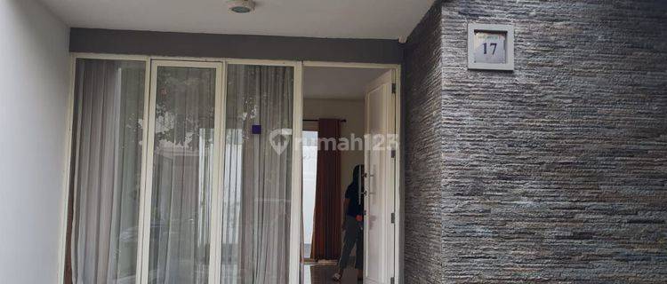 Rumah 2 Lantai,cantik Dan Menarik.ada Kamar Pembantu Dan Toilet Pembantu,terpisah 1